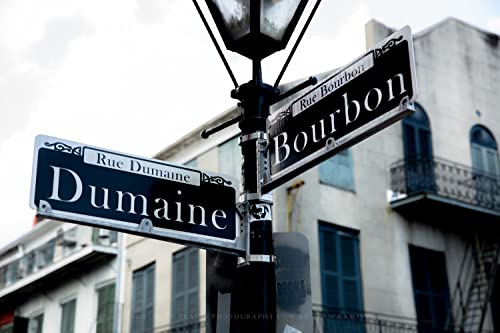 НОЛА Photography Принт (без рамка) Изображение на уличен знак на кръстовището на Дюмейн стрийт и Bourbon street в ню Орлиънс, Луизиана,
